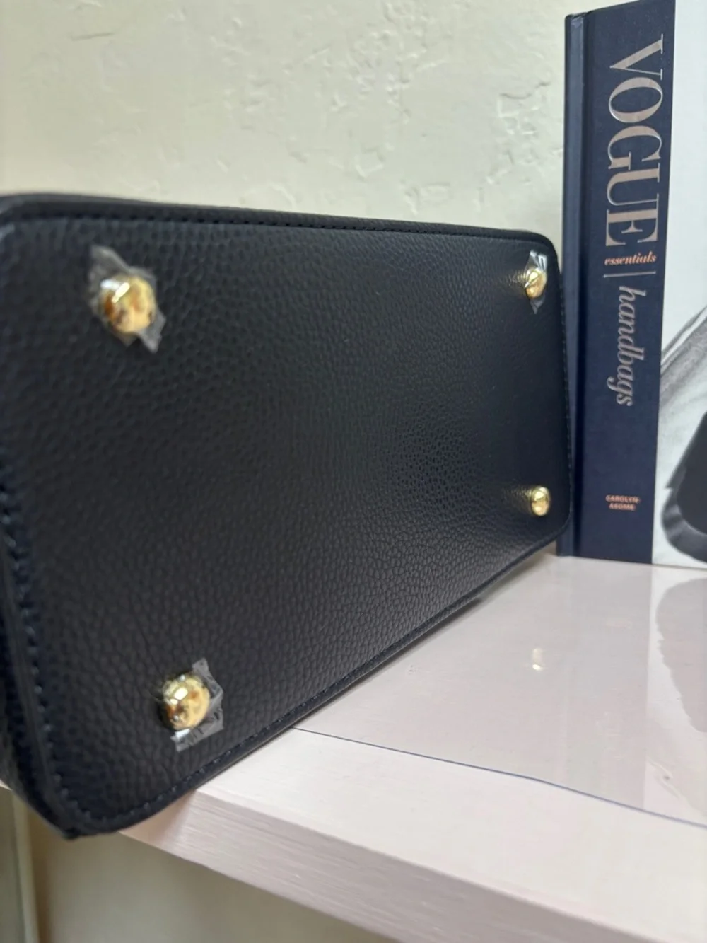 Elegant Black Pebbled Satchel with Gold Lock Detail‎
